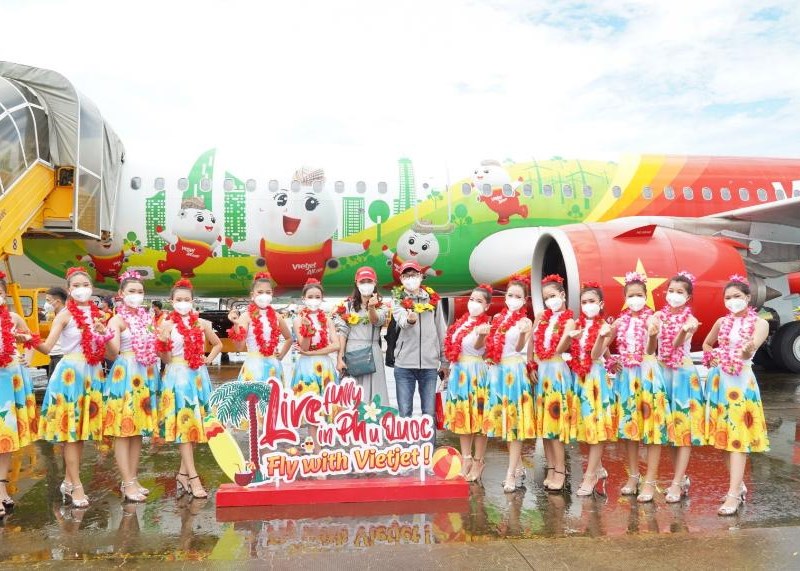 Đoàn khách quốc tế đầu tiên đến Phú Quốc bằng hộ chiếu vắc xin - Anh 6