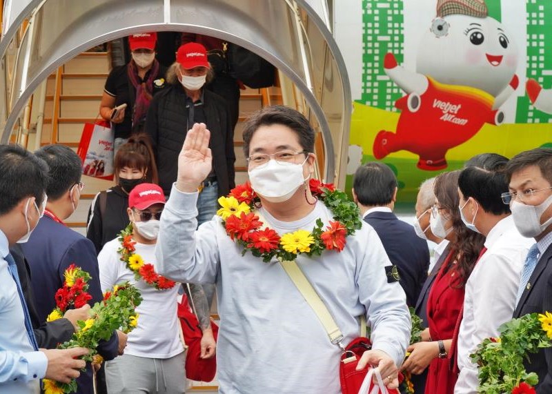 Đoàn khách quốc tế đầu tiên đến Phú Quốc bằng hộ chiếu vắc xin - Anh 1