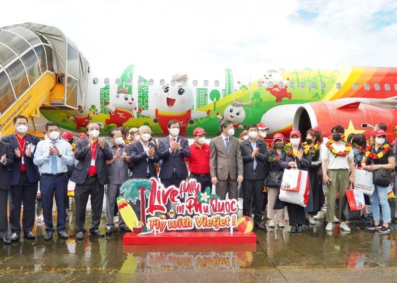 Đoàn khách quốc tế đầu tiên đến Phú Quốc bằng hộ chiếu vắc xin - Anh 3