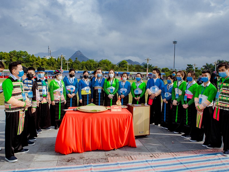 Rộn ràng hội thi giã bánh giầy của đồng bào dân tộc Mông - Anh 3
