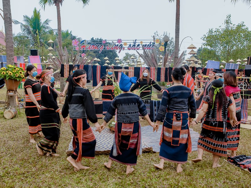 Linh thiêng Nghi thức cúng vợt sợi bông của đồng bào dân tộc Ba Na - Anh 12