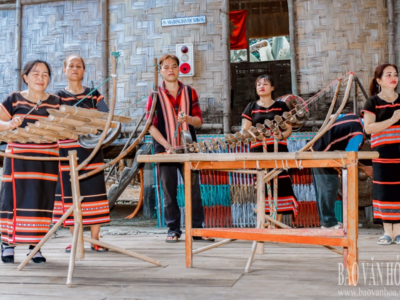Người nặng lòng với đàn Klông-pút của dân tộc Xơ Đăng - Anh 1