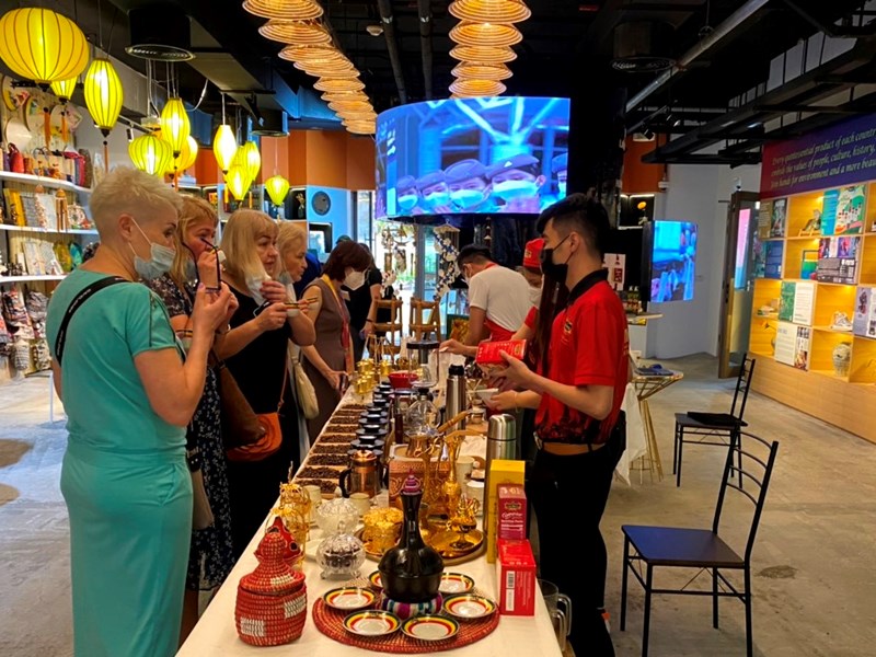 Khách tham quan EXPO thích thú thưởng thức cà phê Việt Nam - Anh 2