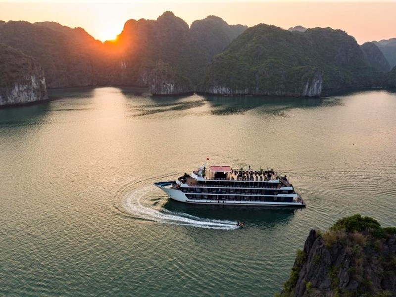 Quảng Ninh đặt mục tiêu phấn đấu đón trên 9,5 triệu lượt khách - Anh 2
