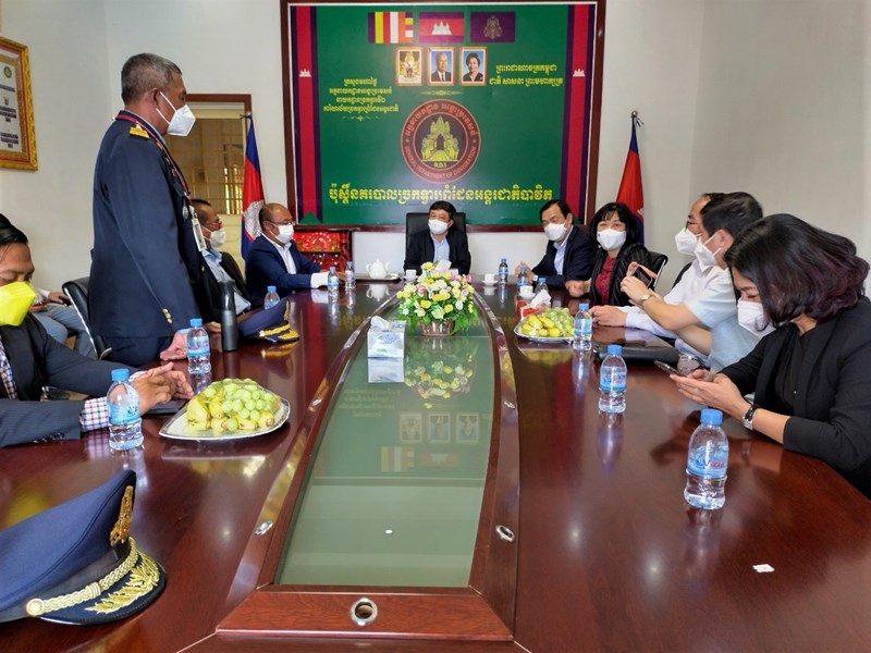 Việt Nam- Campuchia tạo điều kiện đi lại thuận lợi cho khách du lịch qua cửa khẩu đường bộ - Anh 1