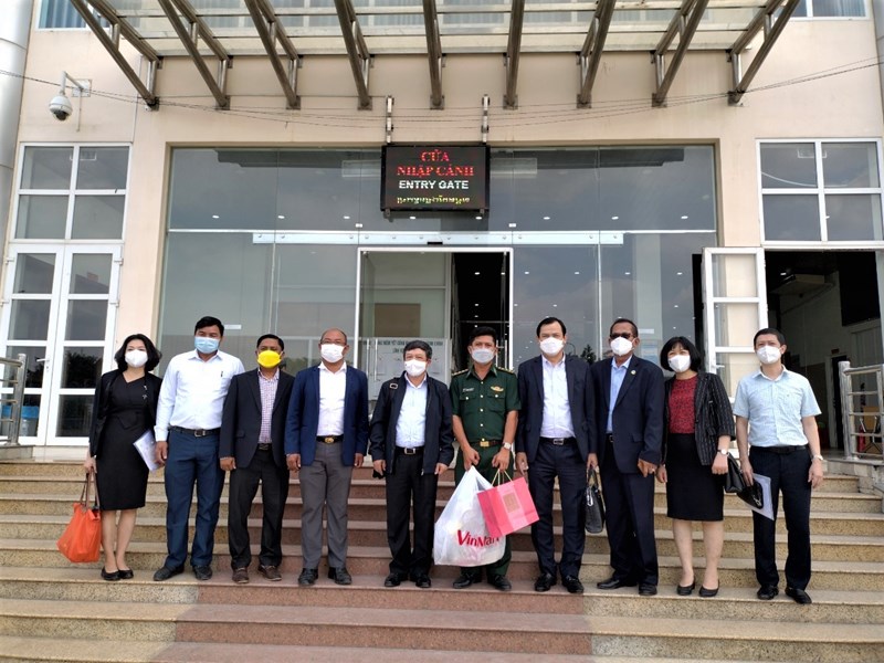 Việt Nam- Campuchia tạo điều kiện đi lại thuận lợi cho khách du lịch qua cửa khẩu đường bộ - Anh 2