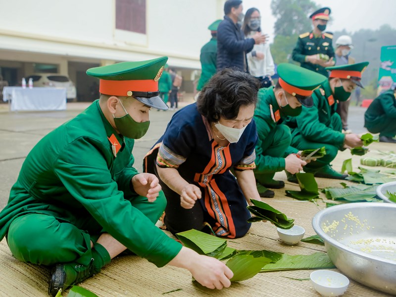Gói bánh chưng xanh cùng người nghèo ăn Tết - Anh 4