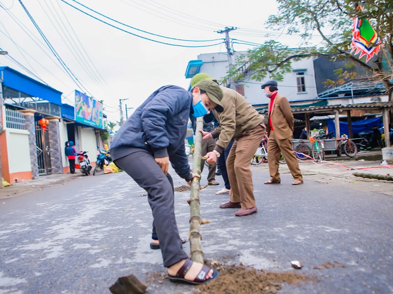 Nam Định: Người dân Thanh Khê háo hức dựng đu Tết - Anh 2