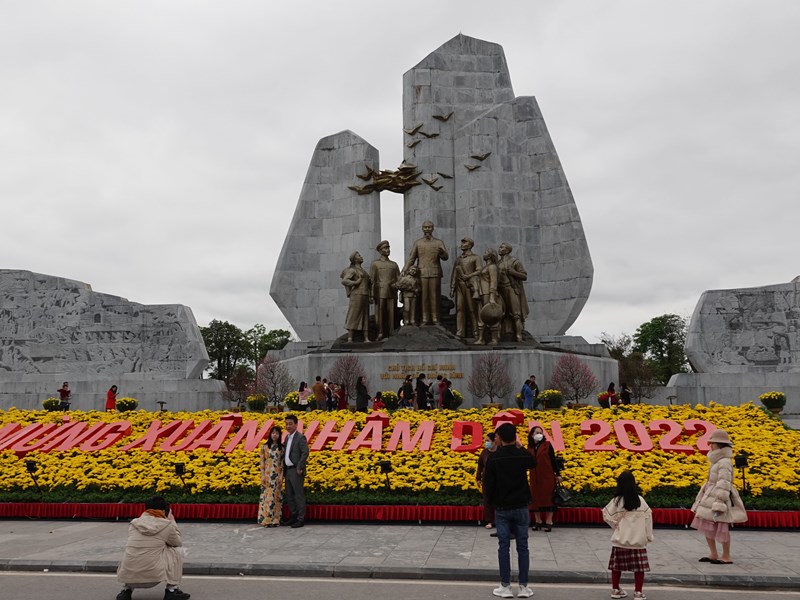 Người dân Quảng Bình háo hức du xuân - Anh 1