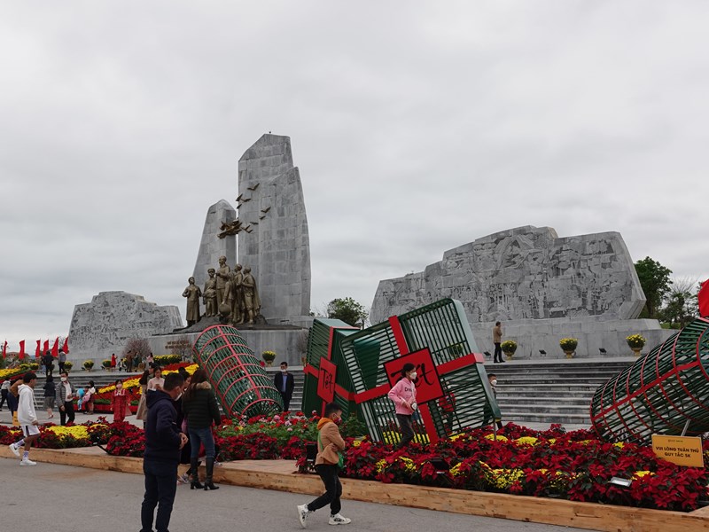 Người dân Quảng Bình háo hức du xuân - Anh 2