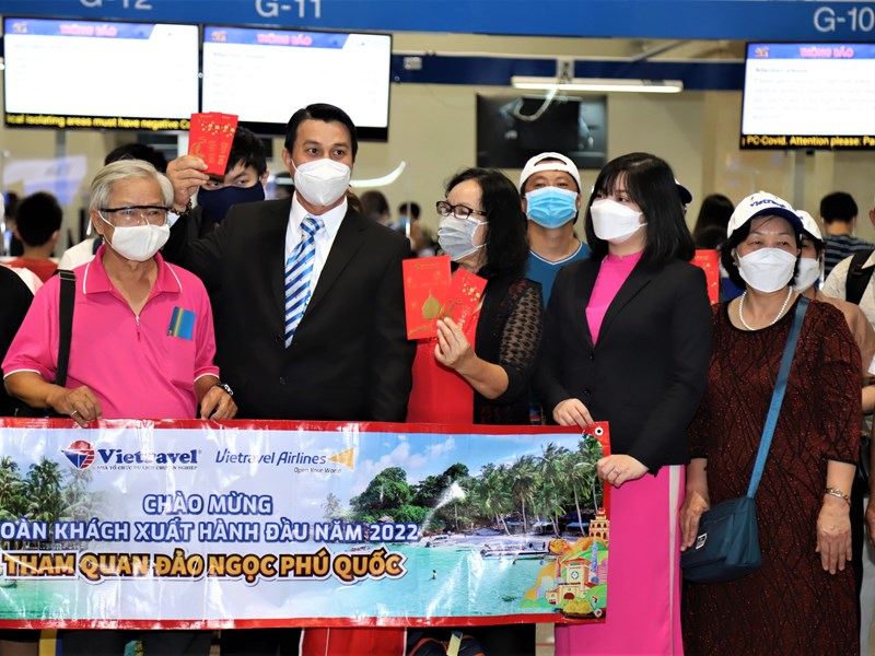 Du khách nhộn nhịp trên các đường tour du xuân - Anh 3