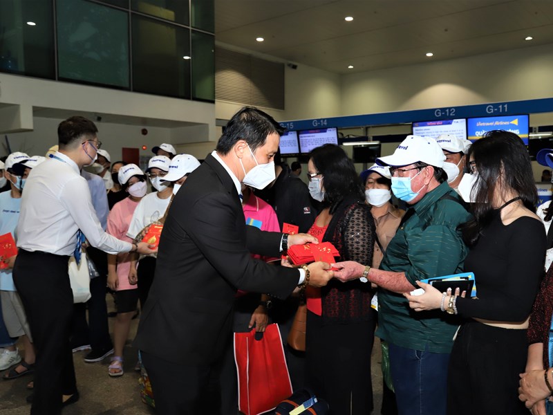 Du khách nhộn nhịp trên các đường tour du xuân - Anh 4