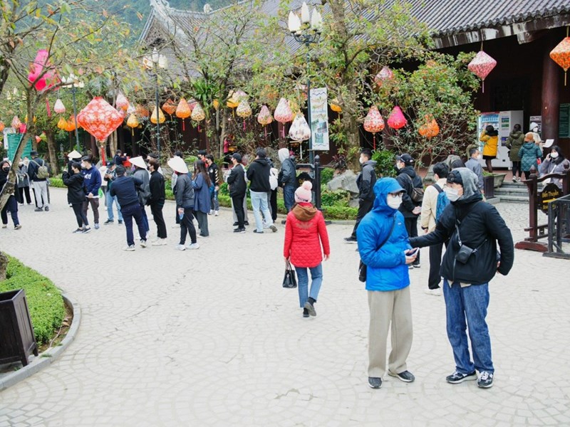 Du khách nhộn nhịp trên các đường tour du xuân - Anh 1