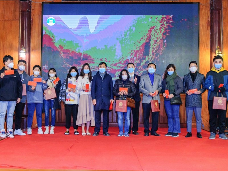 Du khách nhộn nhịp trên các đường tour du xuân - Anh 2