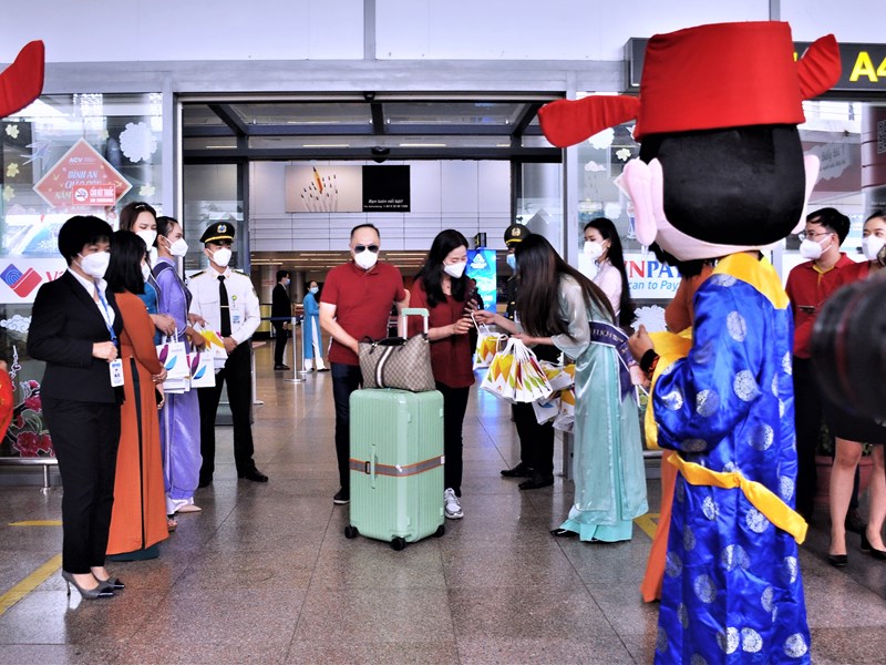 Du khách nhộn nhịp trên các đường tour du xuân - Anh 7