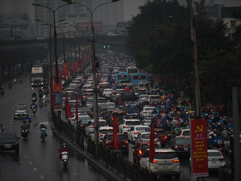Người dân đội mưa lạnh trở lại Thủ đô trong ngày nghỉ Tết cuối cùng - Anh 2