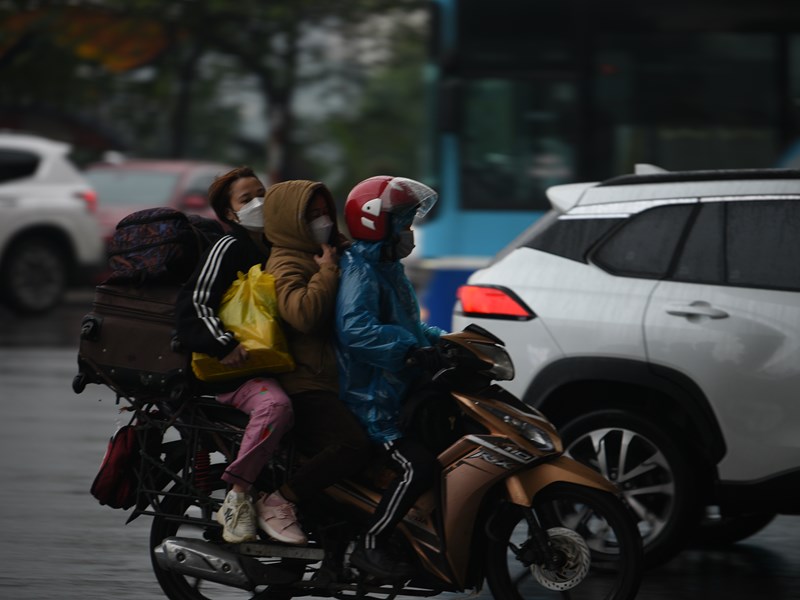 Người dân đội mưa lạnh trở lại Thủ đô trong ngày nghỉ Tết cuối cùng - Anh 7