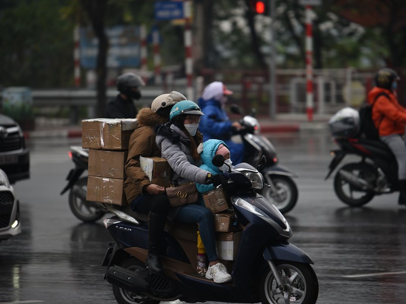 Người dân đội mưa lạnh trở lại Thủ đô trong ngày nghỉ Tết cuối cùng - Anh 9