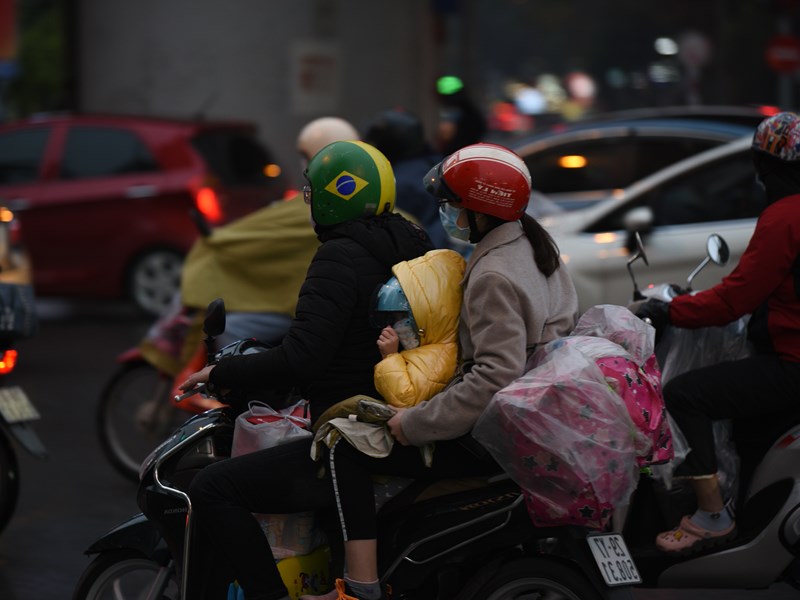 Người dân đội mưa lạnh trở lại Thủ đô trong ngày nghỉ Tết cuối cùng - Anh 10