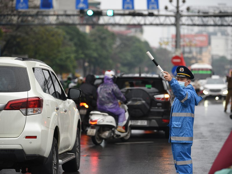 Người dân đội mưa lạnh trở lại Thủ đô trong ngày nghỉ Tết cuối cùng - Anh 13