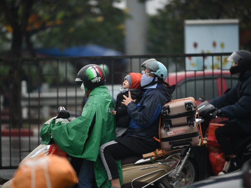 Người dân đội mưa lạnh trở lại Thủ đô trong ngày nghỉ Tết cuối cùng - Anh 8
