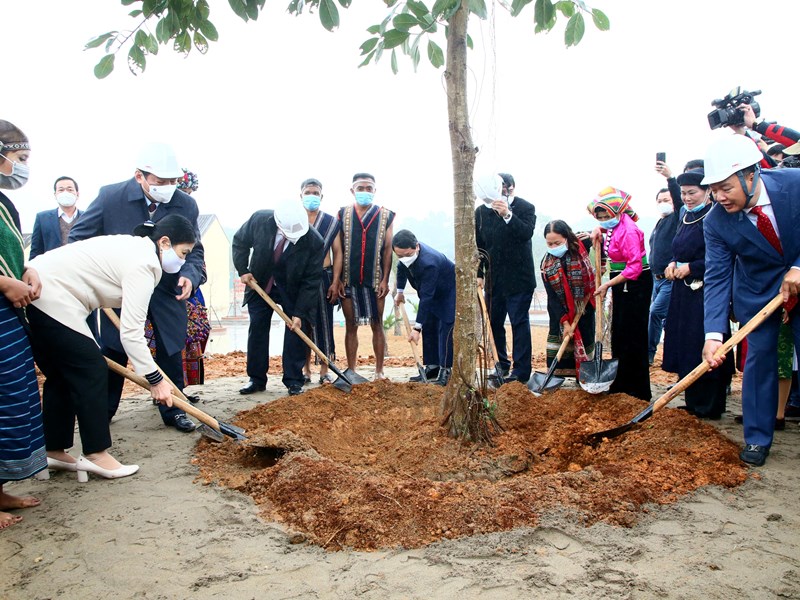 Chủ tịch nước: Nền văn hiến kỳ vĩ của dân tộc Việt Nam được tạo nên bởi 54 dân tộc anh em đoàn kết, gắn bó với nhau - Anh 17