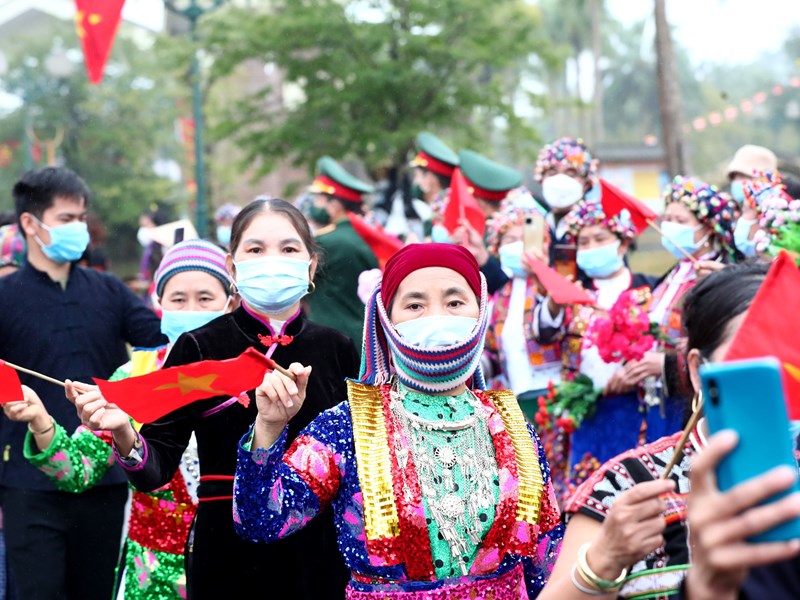 Chủ tịch nước: Nền văn hiến kỳ vĩ của dân tộc Việt Nam được tạo nên bởi 54 dân tộc anh em đoàn kết, gắn bó với nhau - Anh 9