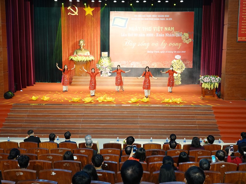 Quảng Bình: Ngày thơ với chủ đề “Hãy sống và hy vọng” - Anh 1