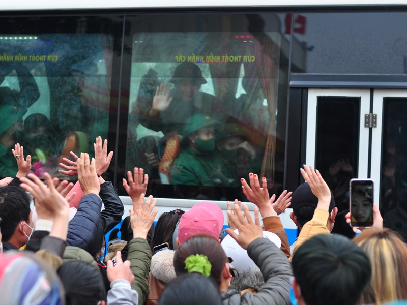 Quảng Bình: 19 thanh niên tốt nghiệp đại học, cao đẳng tình nguyện lên đường nhập ngũ - Anh 2