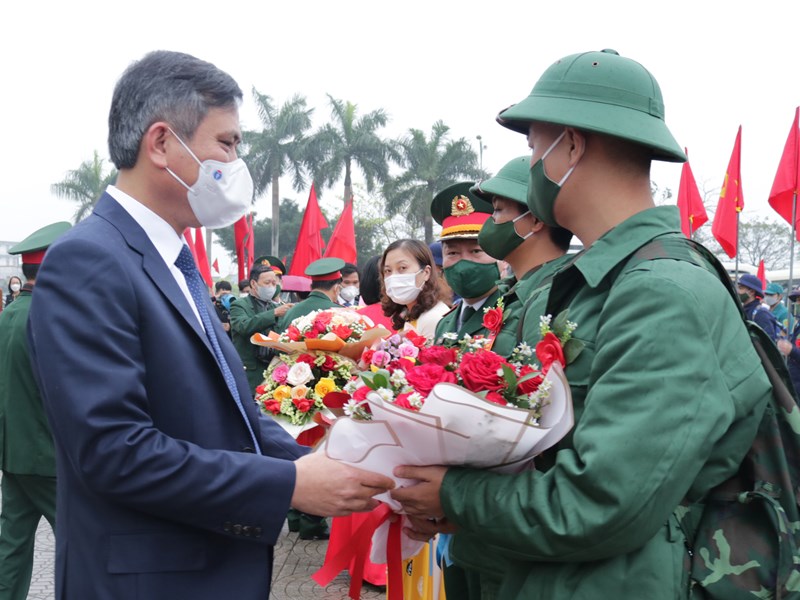 Quảng Bình: 19 thanh niên tốt nghiệp đại học, cao đẳng tình nguyện lên đường nhập ngũ - Anh 1
