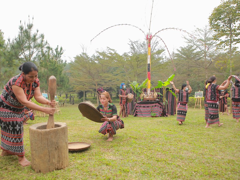 Bánh “tình yêu” của đồng bào Tà Ôi - Anh 2