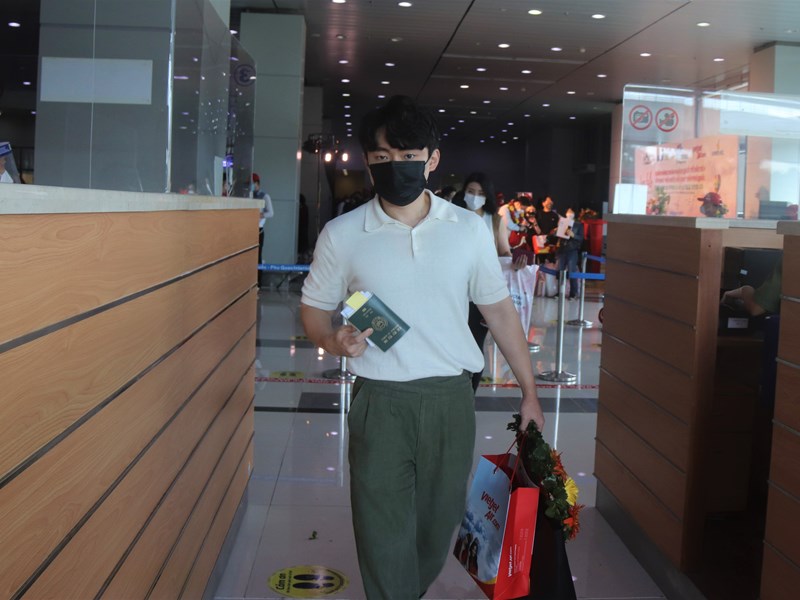 Bộ Y tế: Khách du lịch “ở lại nơi lưu trú trong vòng 24 giờ đầu kể từ khi nhập cảnh” - Anh 1