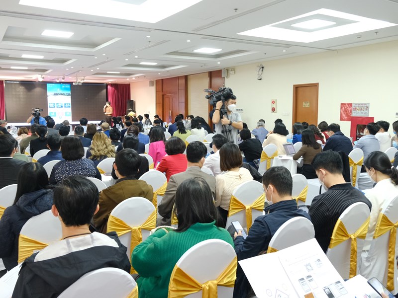 Chuyển đổi số nhanh để không bị “thua trên sân nhà” - Anh 3