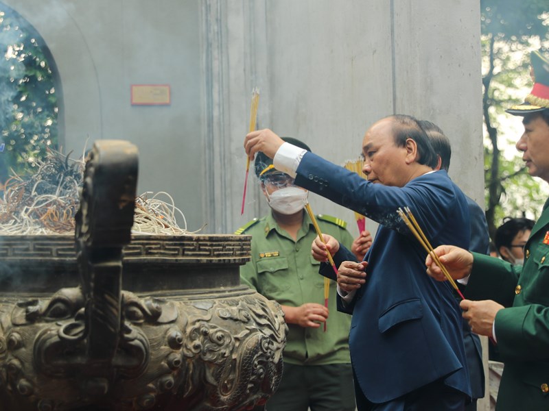 Chủ tịch nước dâng hương tưởng niệm các Vua Hùng - Anh 2