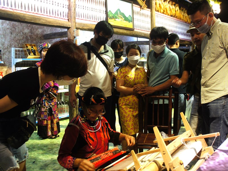 Hang van nguoi tham du Tuan van hoa du lich 6 tinh Viet Bac - Anh 2