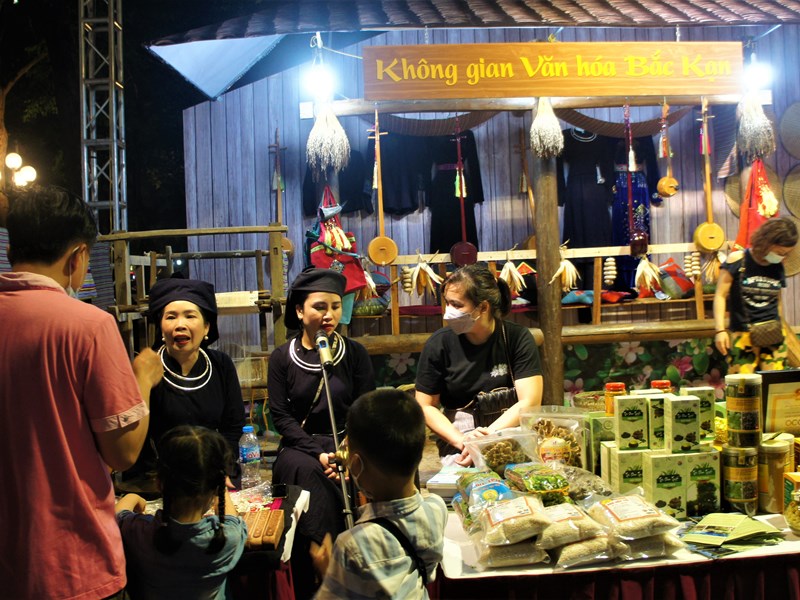 Hang van nguoi tham du Tuan van hoa du lich 6 tinh Viet Bac - Anh 3