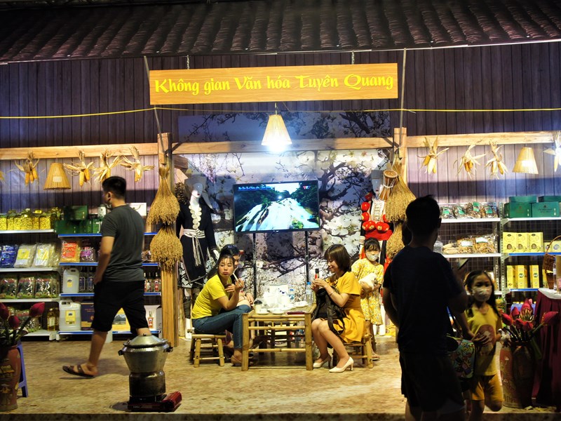 Hang van nguoi tham du Tuan van hoa du lich 6 tinh Viet Bac - Anh 4