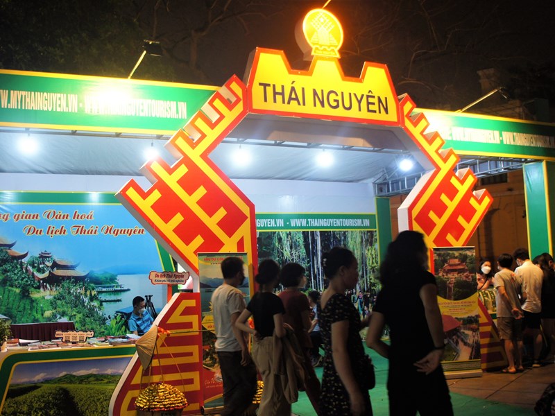 Hang van nguoi tham du Tuan van hoa du lich 6 tinh Viet Bac - Anh 5