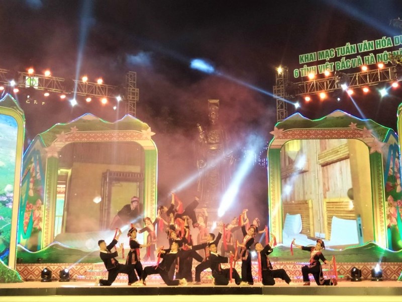 Hang van nguoi tham du Tuan van hoa du lich 6 tinh Viet Bac - Anh 1