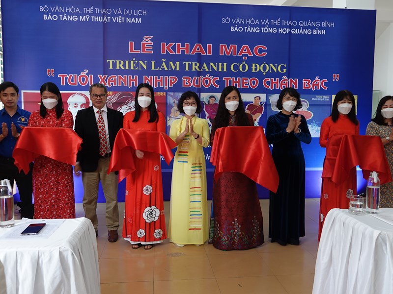 Triển lãm tranh cổ động “Tuổi xanh nhịp bước theo chân Bác” - Anh 1