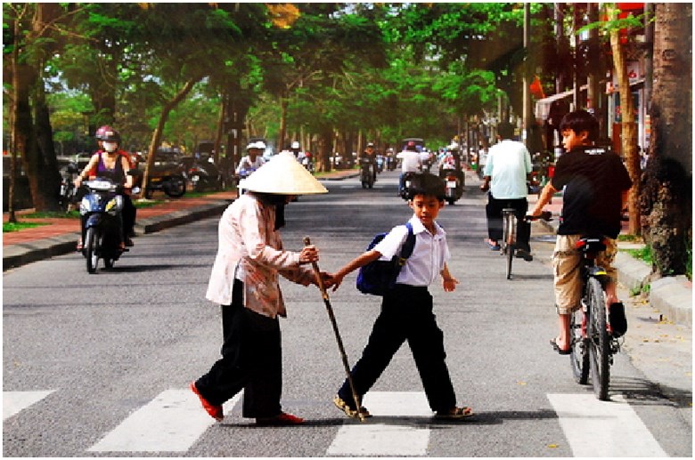 Ứng xử đẹp tạo nên văn hóa giao thông - Anh 1