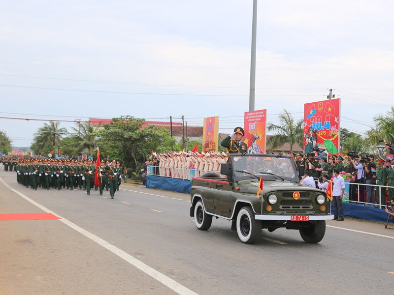 Lễ thượng cờ “Thống nhất non sông” và diễu binh, diễu hành tại Khu di tích lịch sử quốc gia đặc biệt Đôi bờ Hiền Lương – Bến Hải - Anh 4