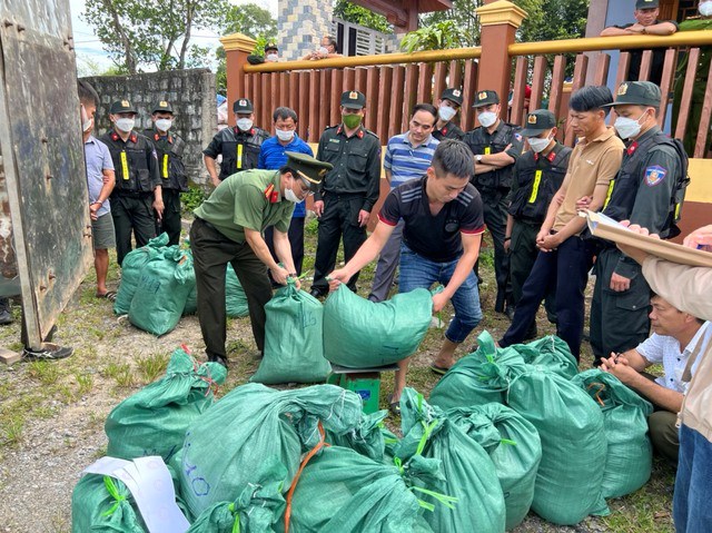 Quảng Bình: Khen thưởng ban chuyên án bắt giữ vụ vận chuyển, mua bán gần 1 tấn thuốc nổ - Anh 2