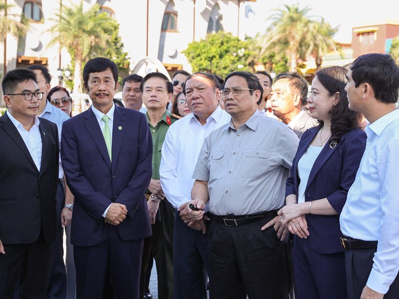 Thủ tướng: Bình Thuận cần chuyển đổi mạnh mẽ tư duy phát triển kinh tế, đảm bảo hài hoà với phát triển văn hóa, xã hội - Anh 4