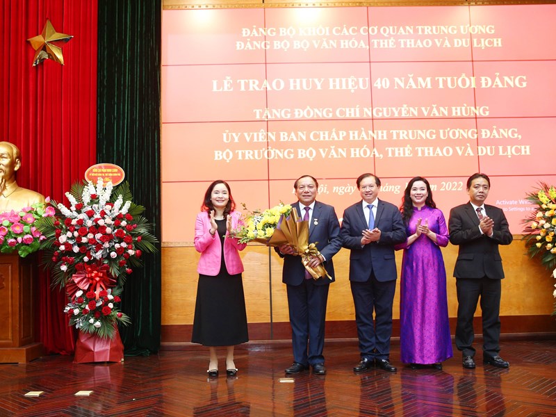 Thủ tướng dự Lễ trao Huy hiệu 40 năm tuổi Đảng tặng Bộ trưởng Bộ VHTTDL Nguyễn Văn Hùng - Anh 13