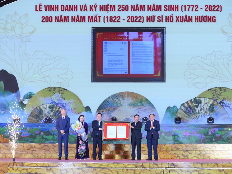 Vinh danh “Bà chúa thơ Nôm” là vinh danh trí tuệ, nhân văn, bác ái của người Việt Nam - Anh 3