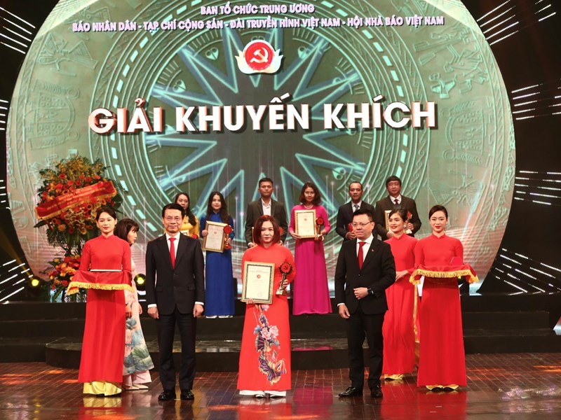 Chủ tịch Quốc hội: Báo chí tiếp tục sáng tạo những tác phẩm thực sự lay động, góp phần xây dựng “Ðảng ta là đạo đức, là văn minh” - Anh 4