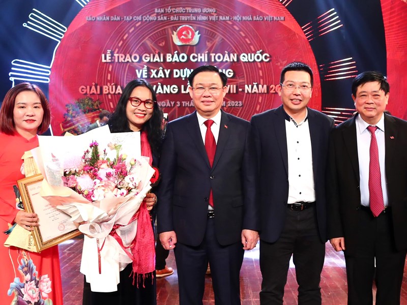 Chủ tịch Quốc hội: Báo chí tiếp tục sáng tạo những tác phẩm thực sự lay động, góp phần xây dựng “Ðảng ta là đạo đức, là văn minh” - Anh 5