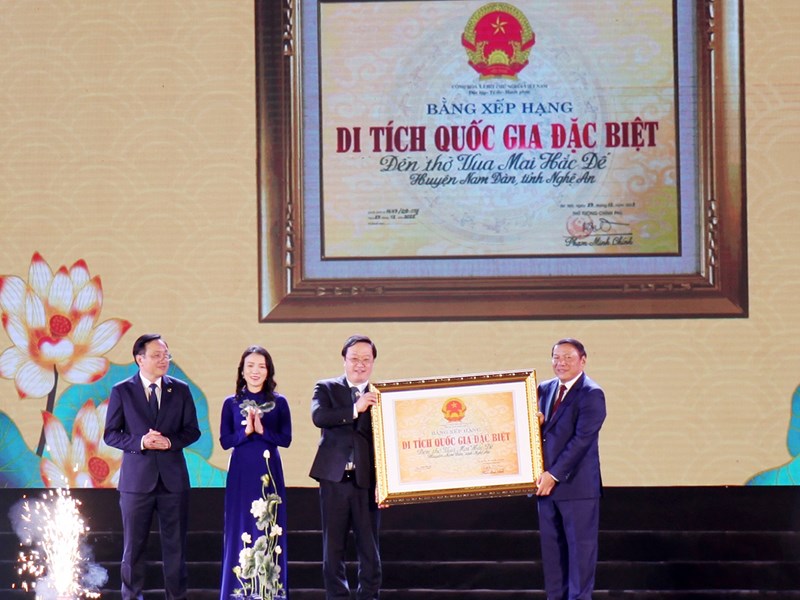 Nghệ An trang trọng kỷ niệm 1310 năm khởi nghĩa Hoan Châu và đón nhận Bằng Di tích quốc gia đặc biệt Đền thờ vua Mai Hắc Đế - Anh 3