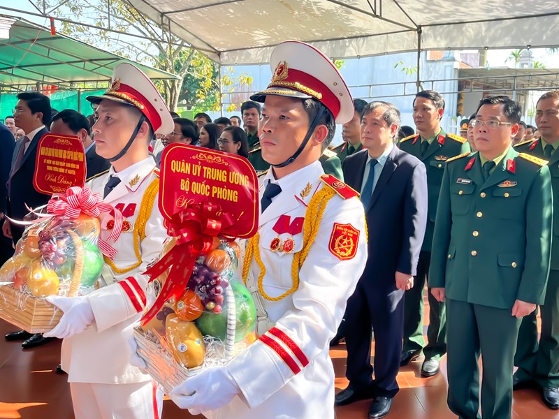Dâng hương tại nhà thờ gia đình Trung tướng Đồng Sỹ Nguyên - Anh 1
